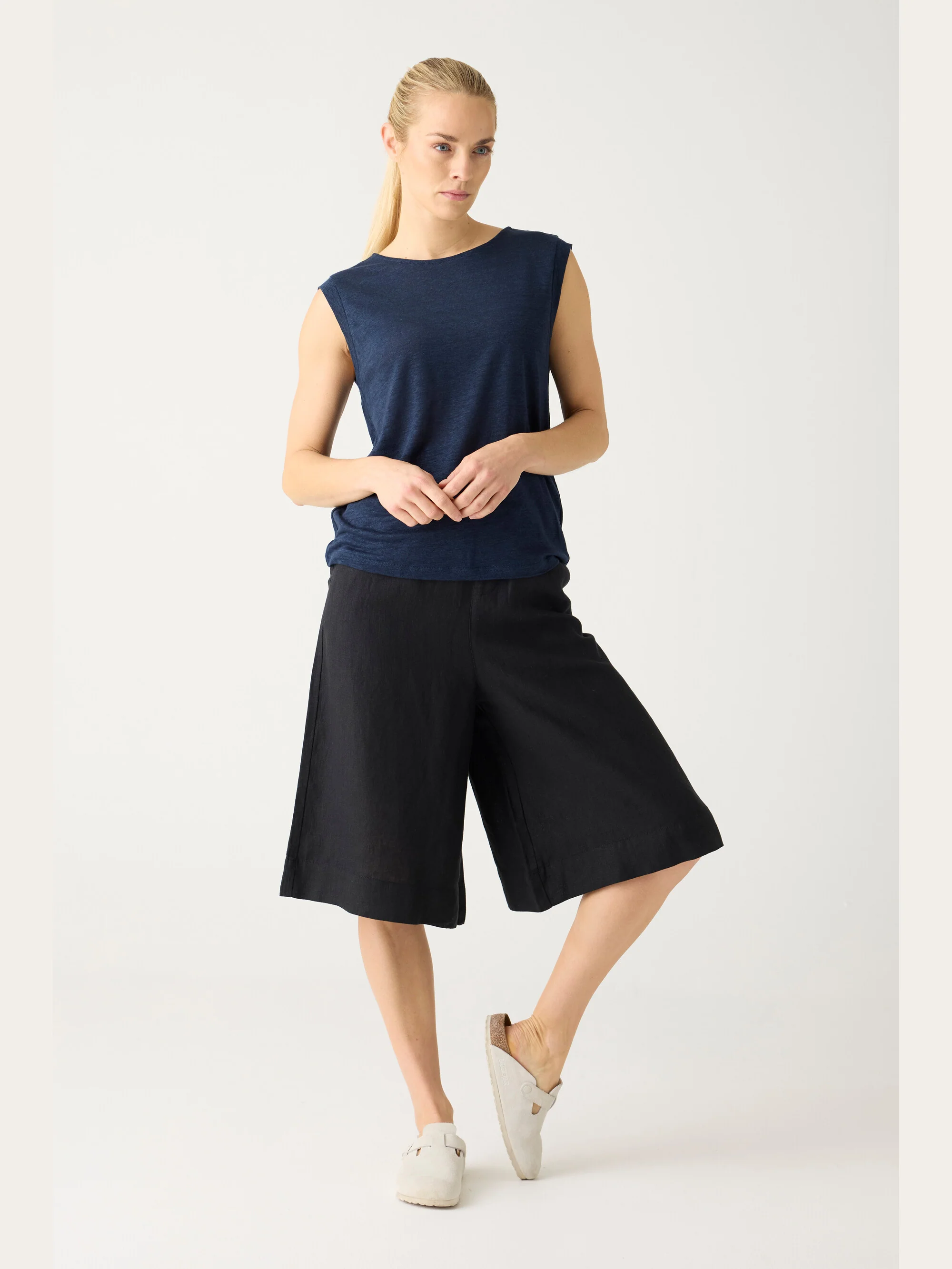 Eve wide linen culotte shorts - Black Jet - Image 2