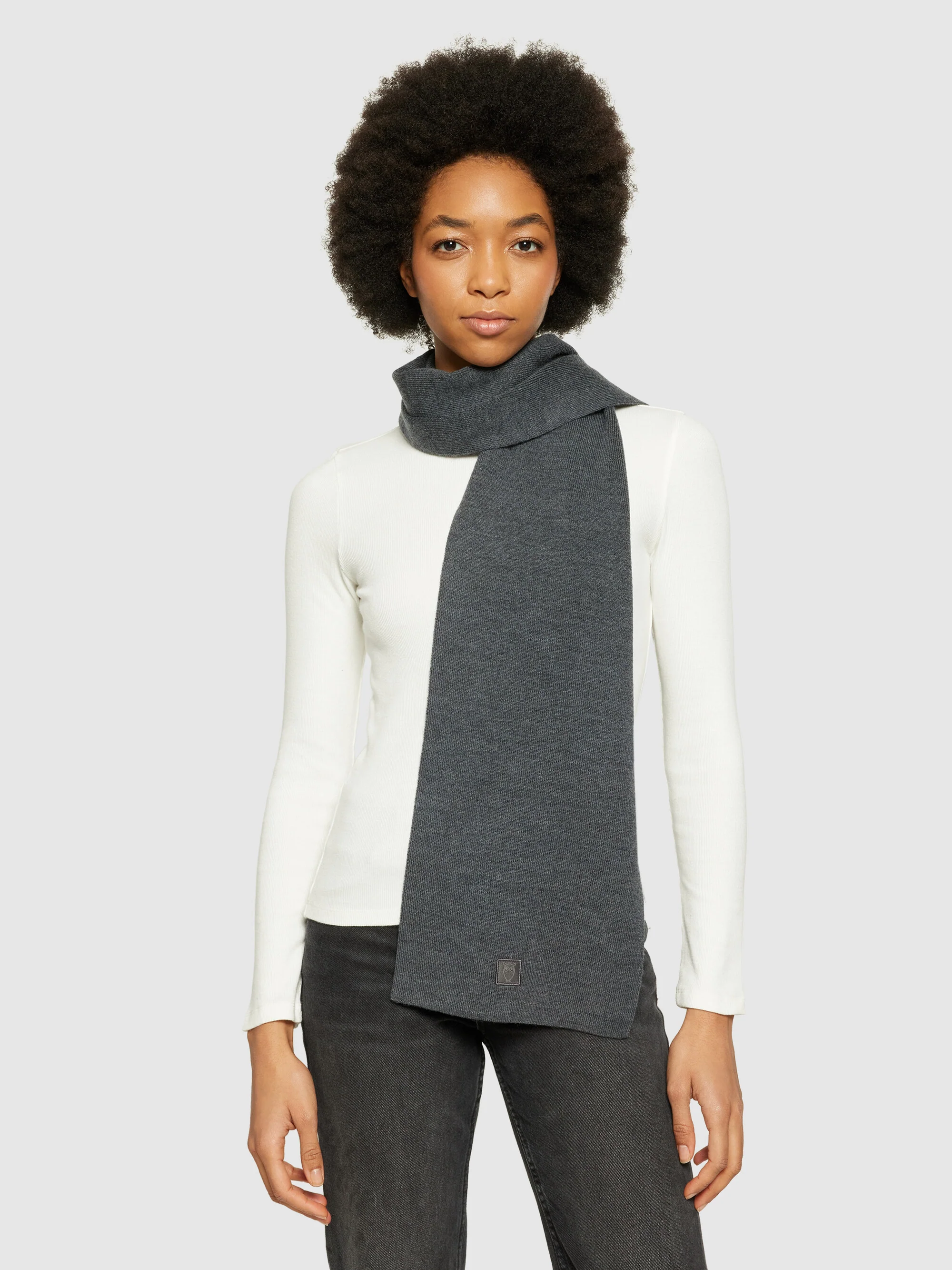 Merino badge scarf - Dark Grey Melange - Image 2