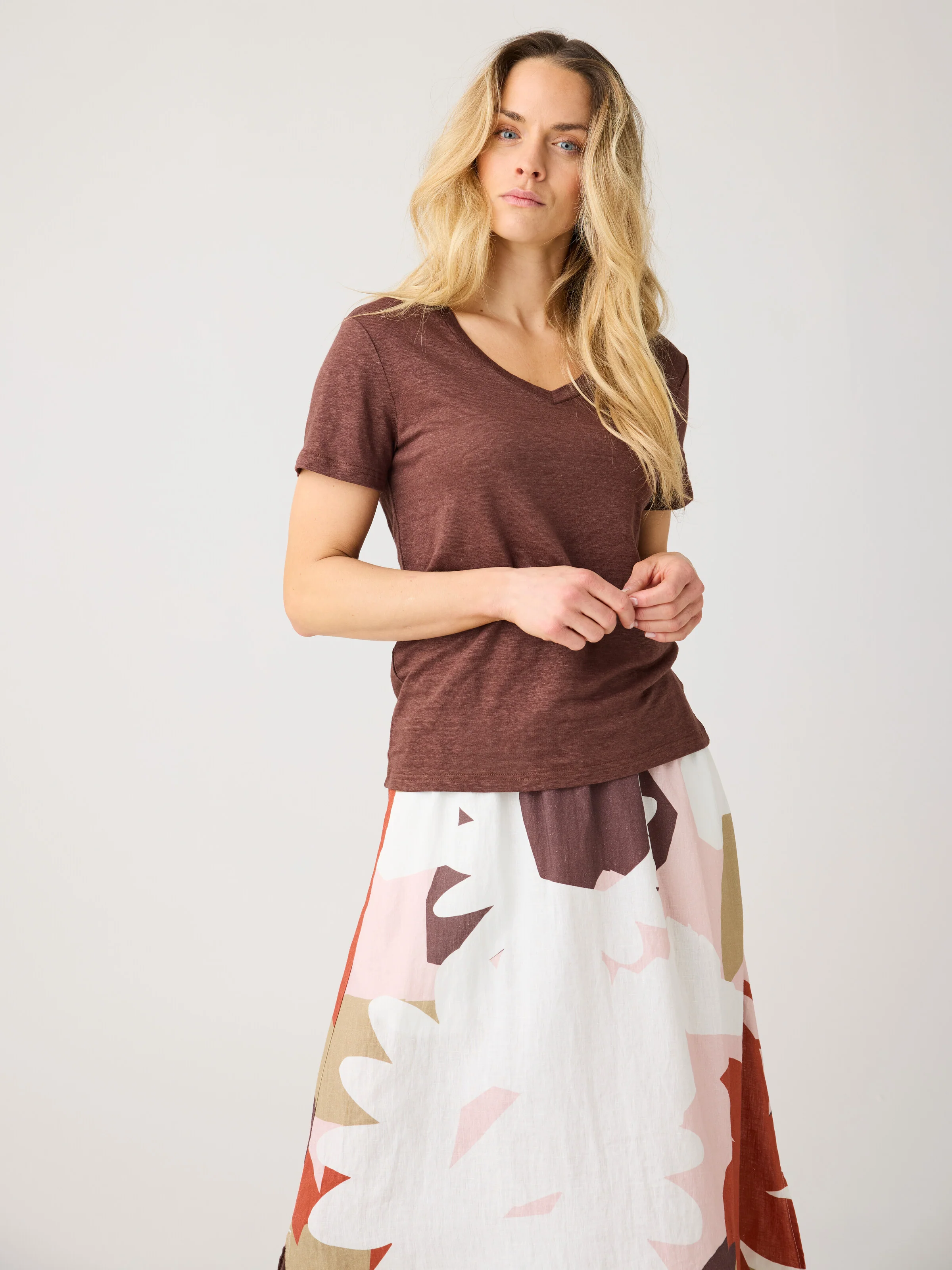 Linen v-neck t-shirt - Shaved Chocolate - Image 2