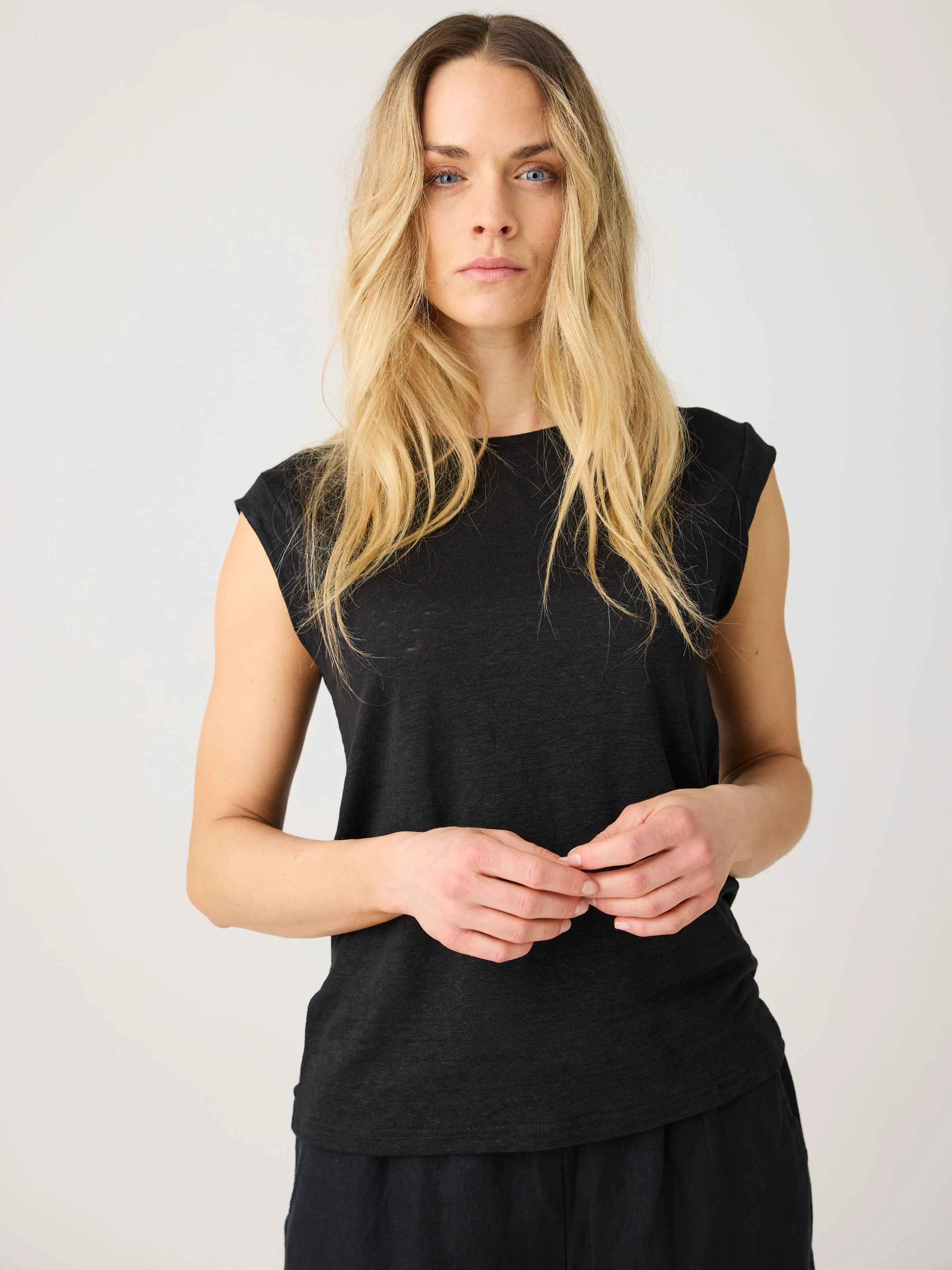 Loose fold up linen t-shirt - Black Jet - Image 2
