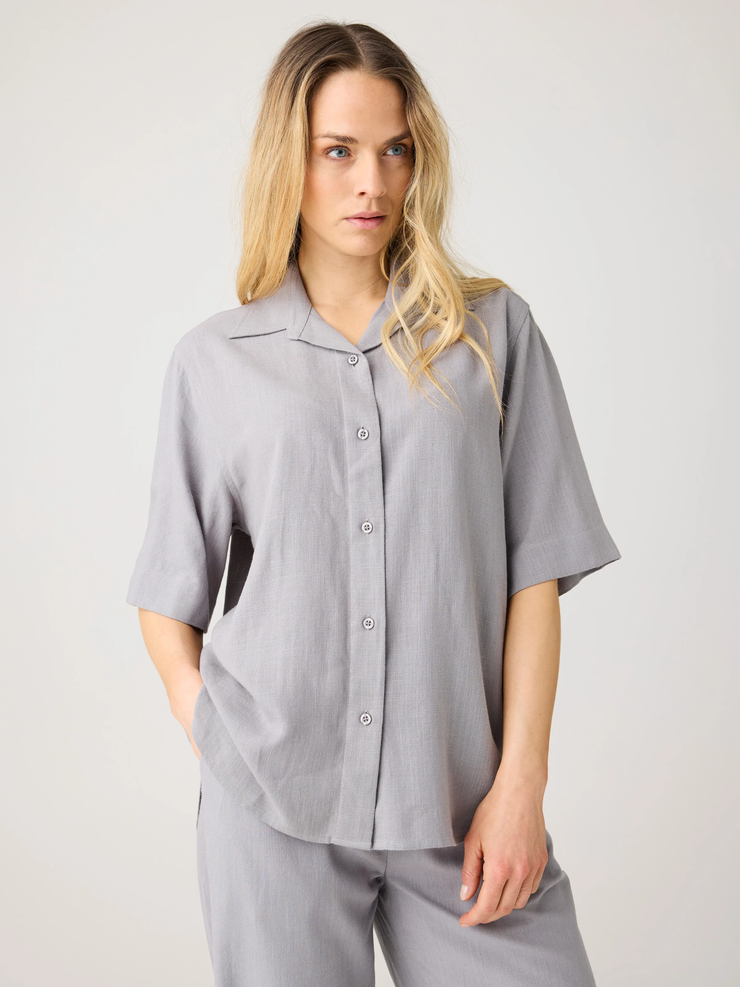 Loose linen blend short sleeve shirt - Ultimate Grey - Image 2